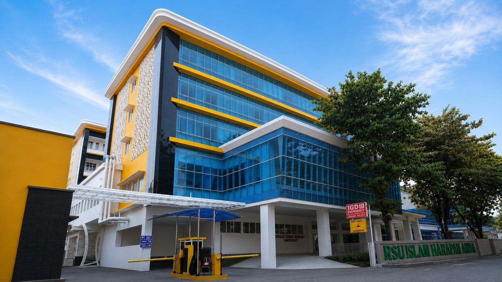 Gedung RSU Islam Harapan Anda Tegal dengan pintu masuk Instalasi Gawat Darurat